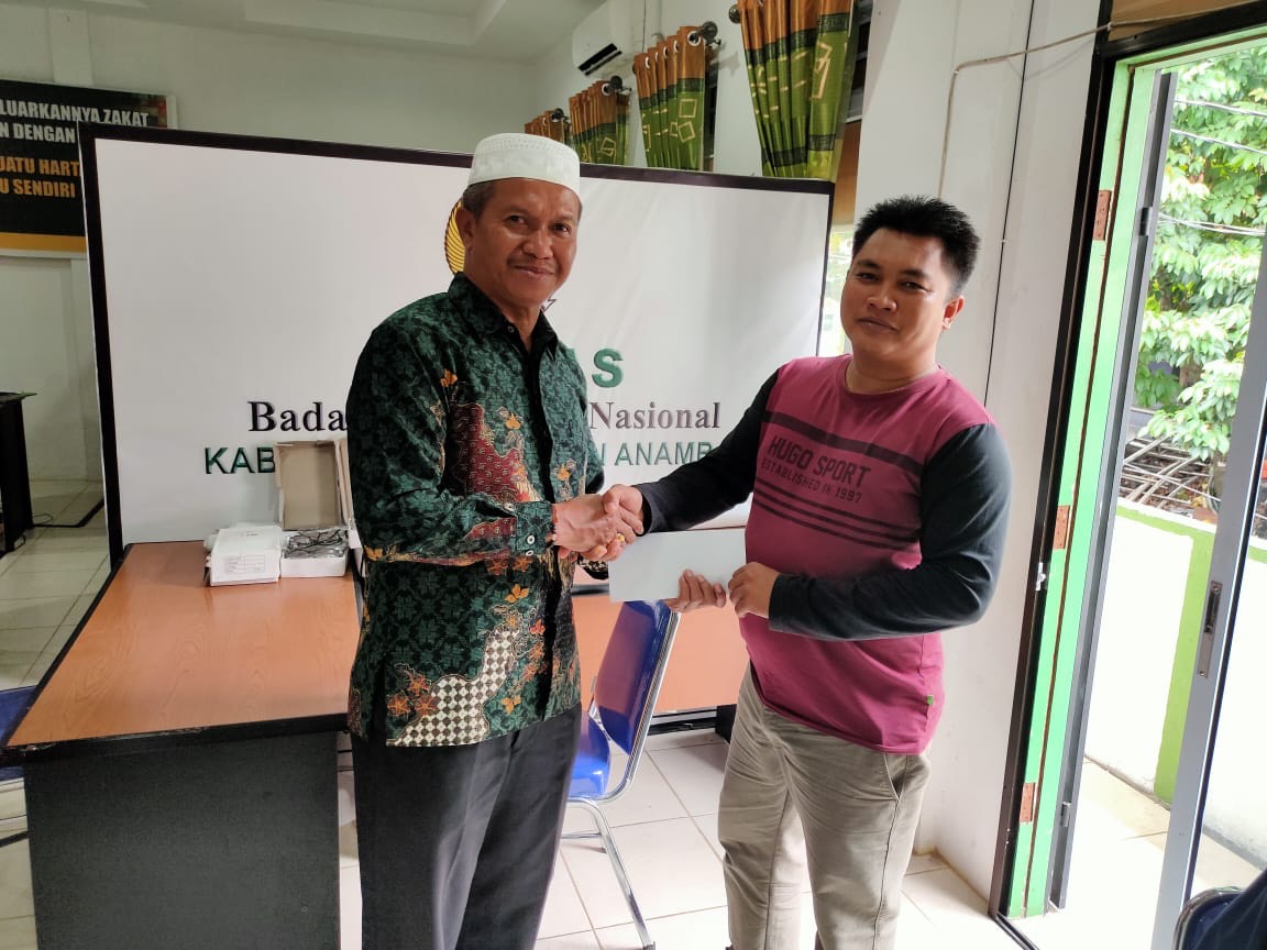 Baznas Anambas Salurkan Bantuan Beasiswa untuk 2 Siswa SDN 001 Telaga