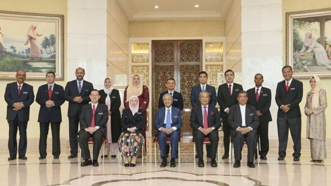 perdana-menteri-mahathir-mohamad-dan-para-menteri_20180524_123417.jpg