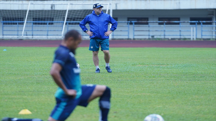 persiapan-robert-rene-alberts-jelang-bali-united-vs-persib-bandung.jpg