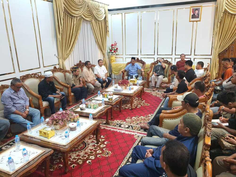 pertemuan-Bupati-karimun-dengan-pedagang-sore.jpg