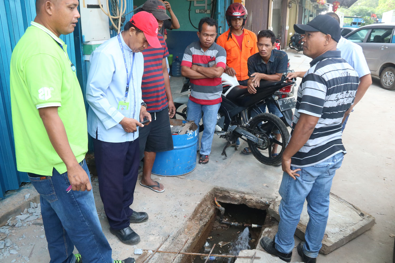 petugas-gabungan-memutus-sambungan-ilegal-di-belakang-ruko-seruni-bata_20170310_211045.jpg