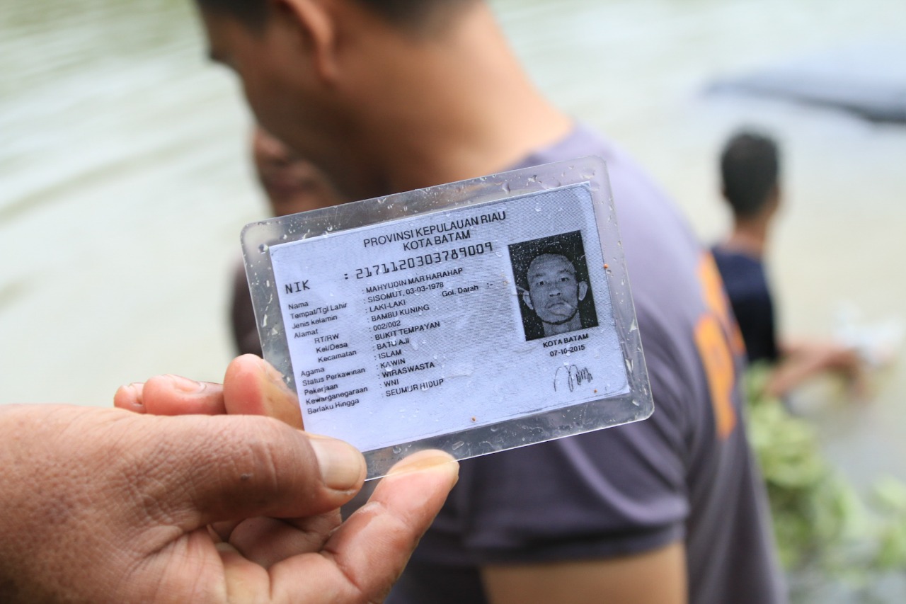 polisi-menemukan-foto-kopi-ktp-batam-di-lokasi-kejadian-mobil-masuk-dam-mukakuning-batam.jpg