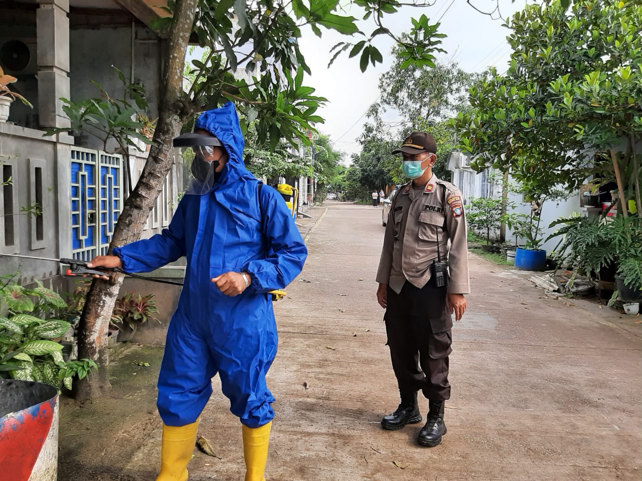 polsek-batuaji-semprot-disinfektan-rumah-warga.jpg