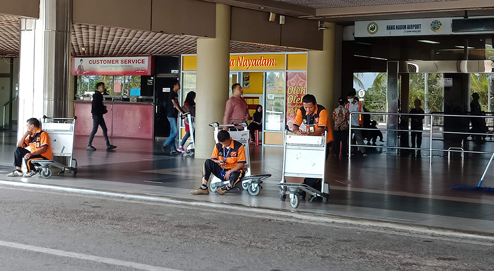 porter-di-bandara-nganggur.jpg