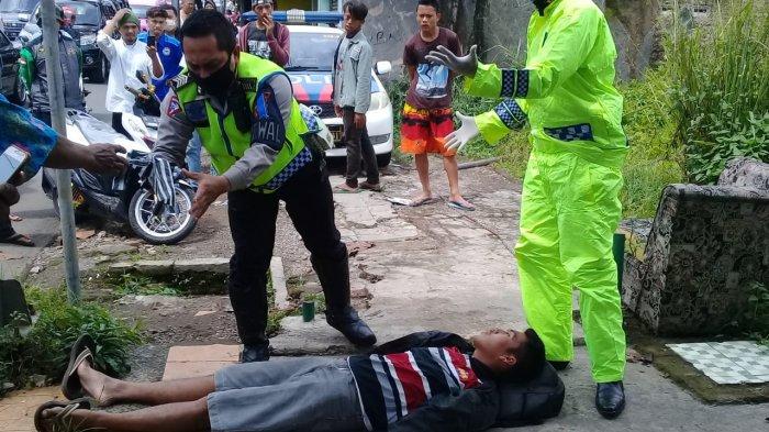 Turun Dari Angkot, Seorang Pria Mendadak Pingsan, Petugas Medis Evakuasi Menggunakan APD
