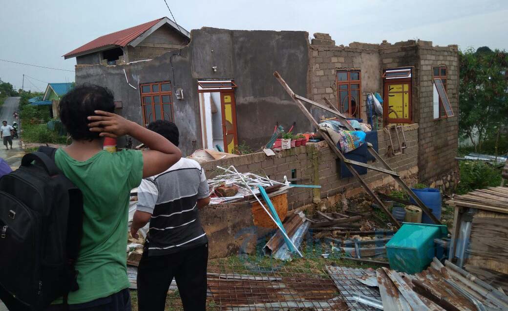 Lima Rumah Di Kavling Sei Lekop Batam Porak-poranda Diterjang Angin Puting Beliung