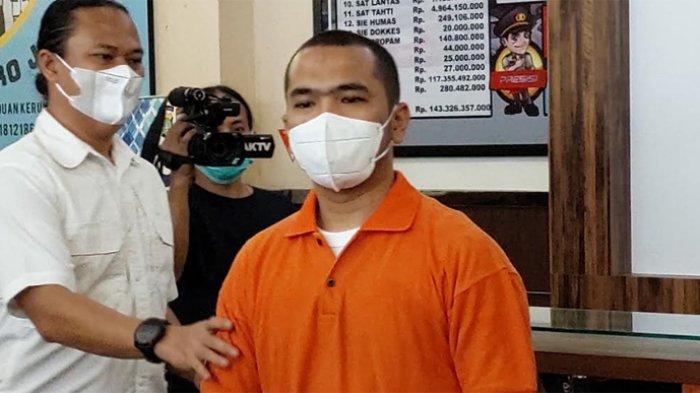 putra-siregar-saat-dirilis-polres-metro-jakarta-selatan.jpg