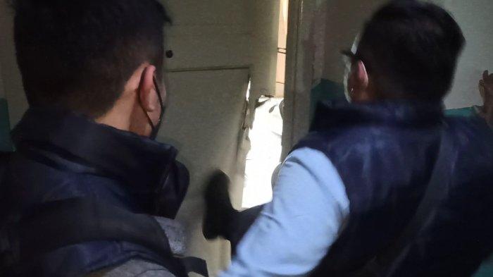 Warga Negara China Lawan Petugas Imigrasi, Tim PORA Tendang Pintu Apartemen Sampai Jebol