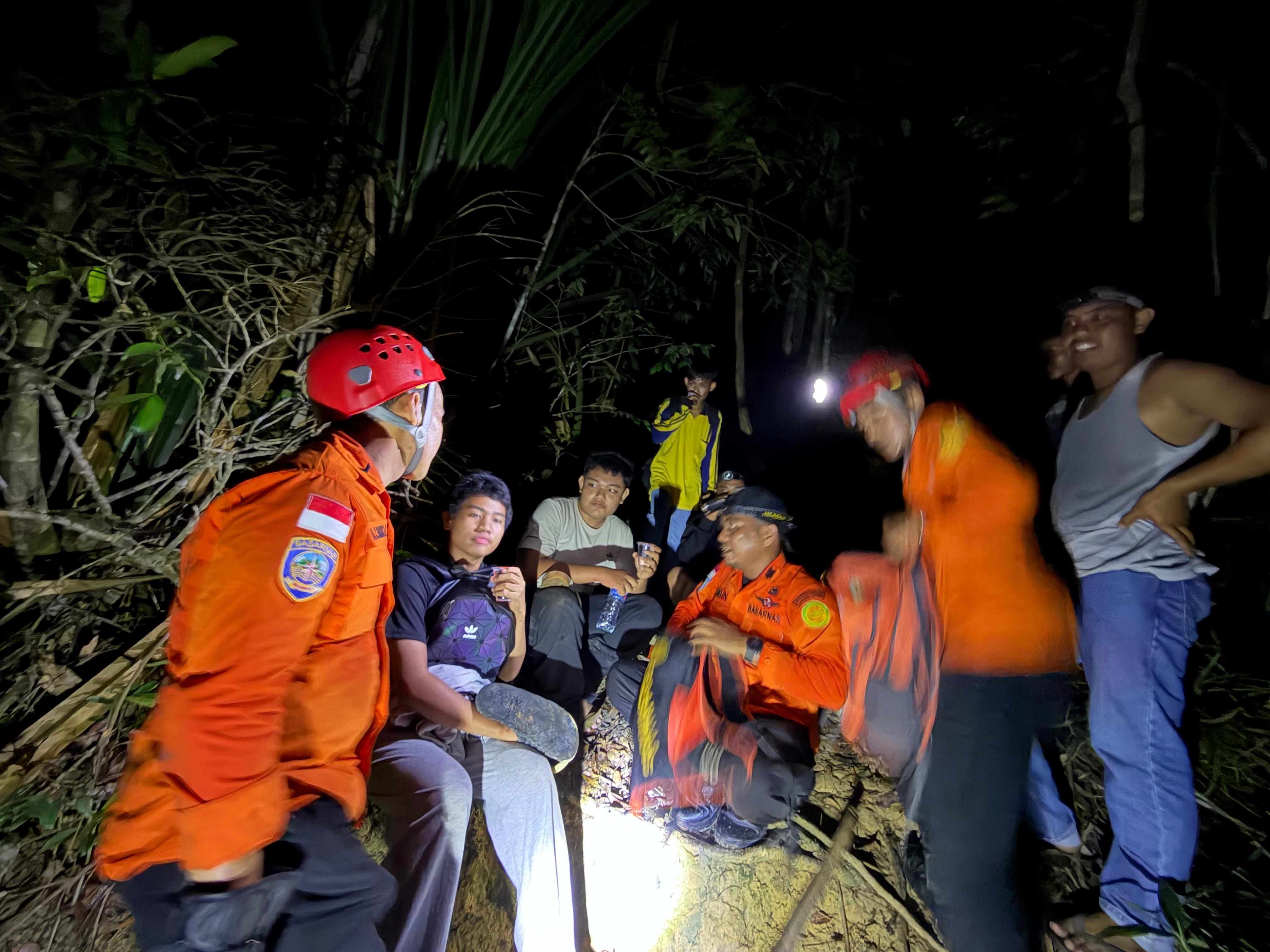 Dua Remaja yang Tersesat Di Gunung Jantan Karimun Berhasil Ditemukan dalam Keadaan Selamat - Tribunbatam.id