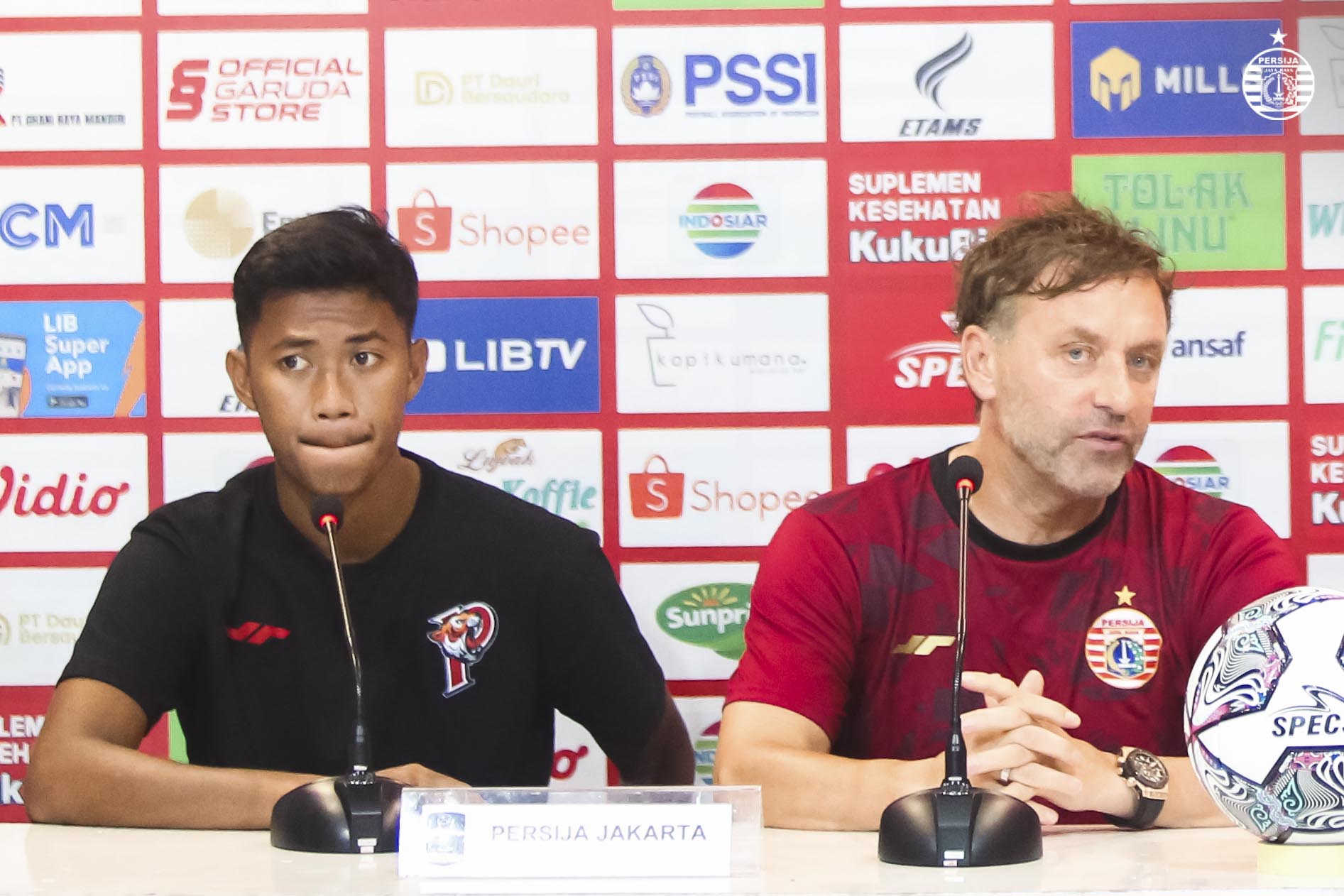 resky-fandi-kiri-dan-thomas-doll-pelatih-persija-kanan.jpg