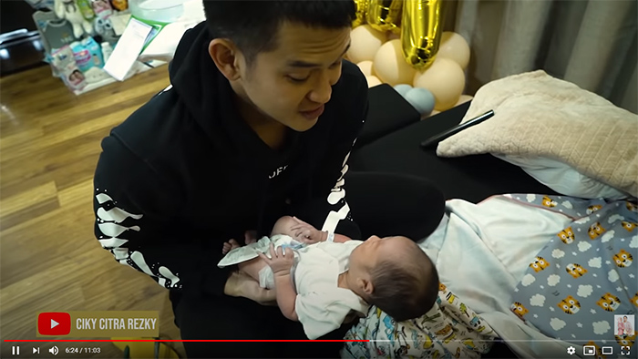 rezky-aditya-ganti-bedong-bayinya.jpg