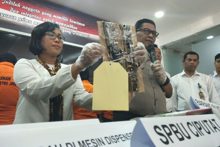 TERUNGKAP! Inilah Alat Jarak Jauh yang Dipasang Pengelola SPBU untuk Kurangi Takaran BBM Konsumen