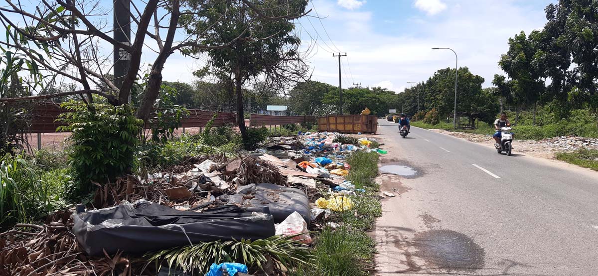 Kesadaran Warga Masih Minim, Sampah Rumah Tangga Masih Berserakan dekat Bin Kontainer di Sagulung