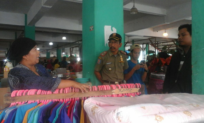 Berikan Rasa Nyaman, Satpol PP Tertibkan PKL di Pasar Puan Mainun Karimun Setiap Hari