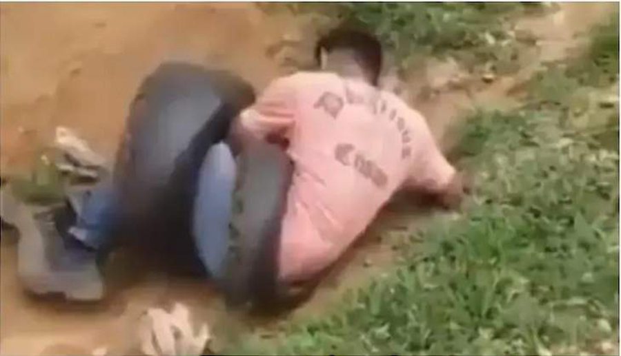 Viral Video Ular Melilit Seorang Pria, Sempat Berjuang Sendiria Melepaskan Diri dari Lilitan Ular