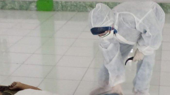 Seoran Pria Meninggal Dalam Masjid, Petugas Medis Evakuasi Dengan Menggunakan Baju ADP