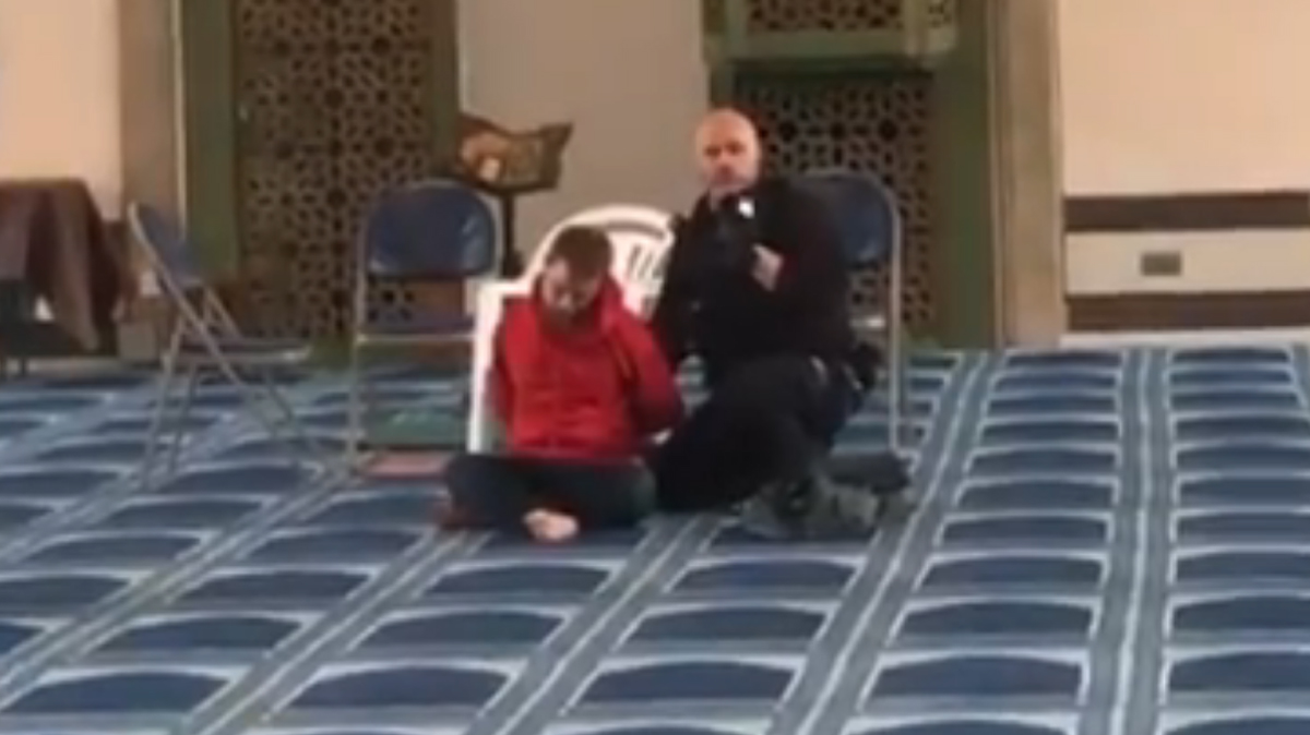 Imam Masjid Berusia 70 Tahun Ditusuk Seorang Pemuda di Dalam Masjid di Kota London