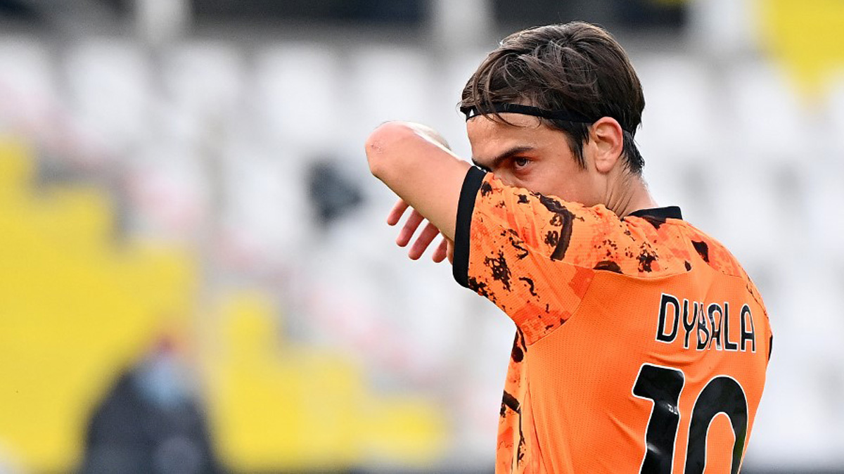 striker-juventus-asal-argentina-paulo-dybala-menyeka-keringat.jpg