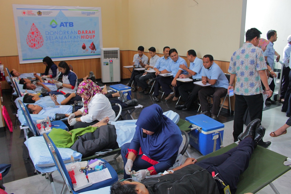 suasana-bakti-sosial-donor-darah-dalam-program-atb-peduli-kesehatan-2016-lalu_20170317_145004.jpg