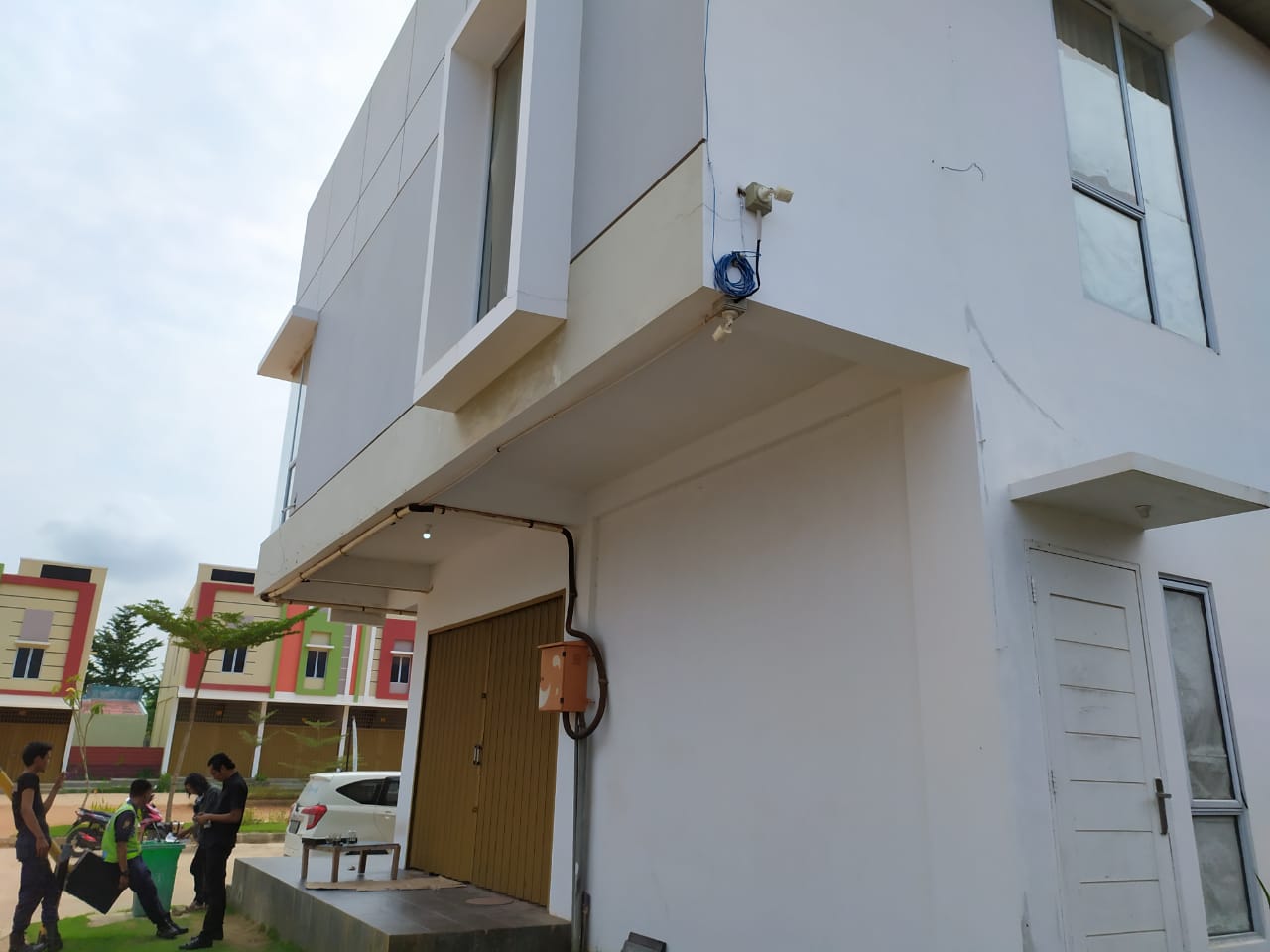 suasana-di-luar-ruko-tempat-penyimpanan-kosmetik-ilegal-di-tiban-mentarau.jpg