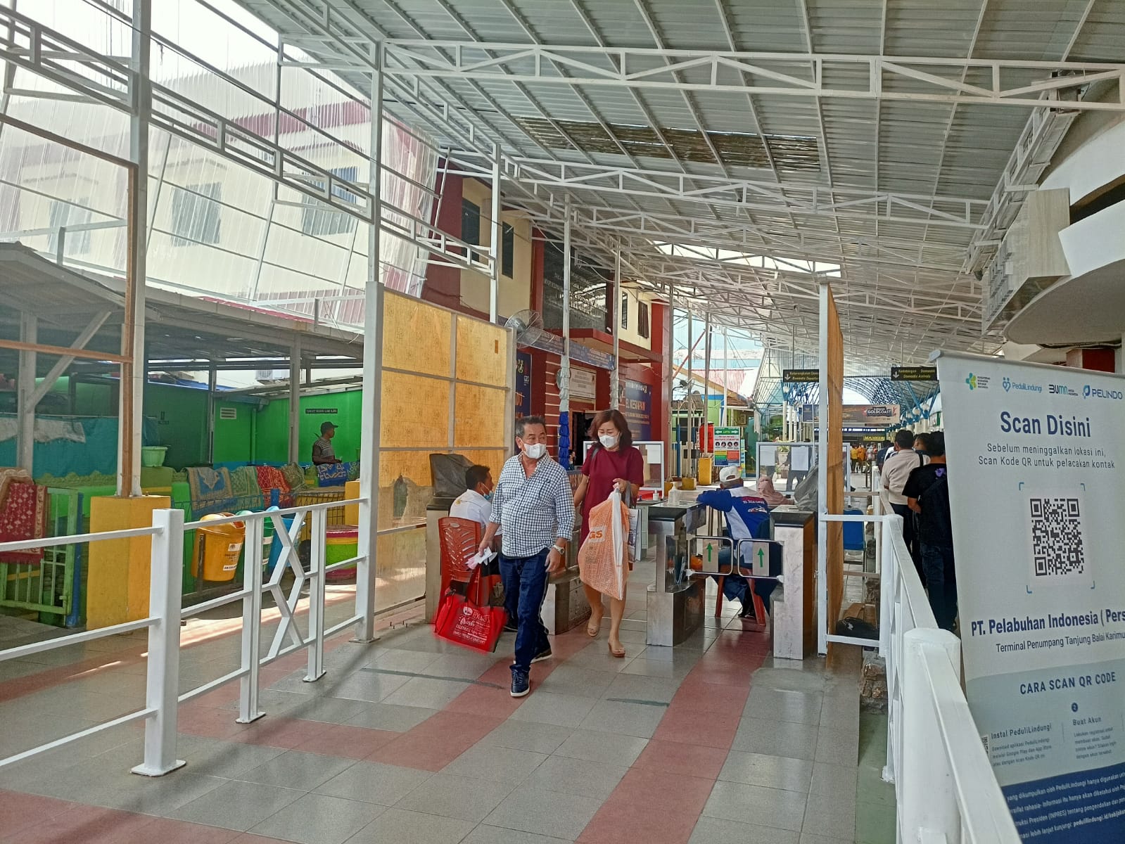 suasana-kedatangan-penumpang-di-pelabuhan-domestik-karimun-kamis-2142022.jpg