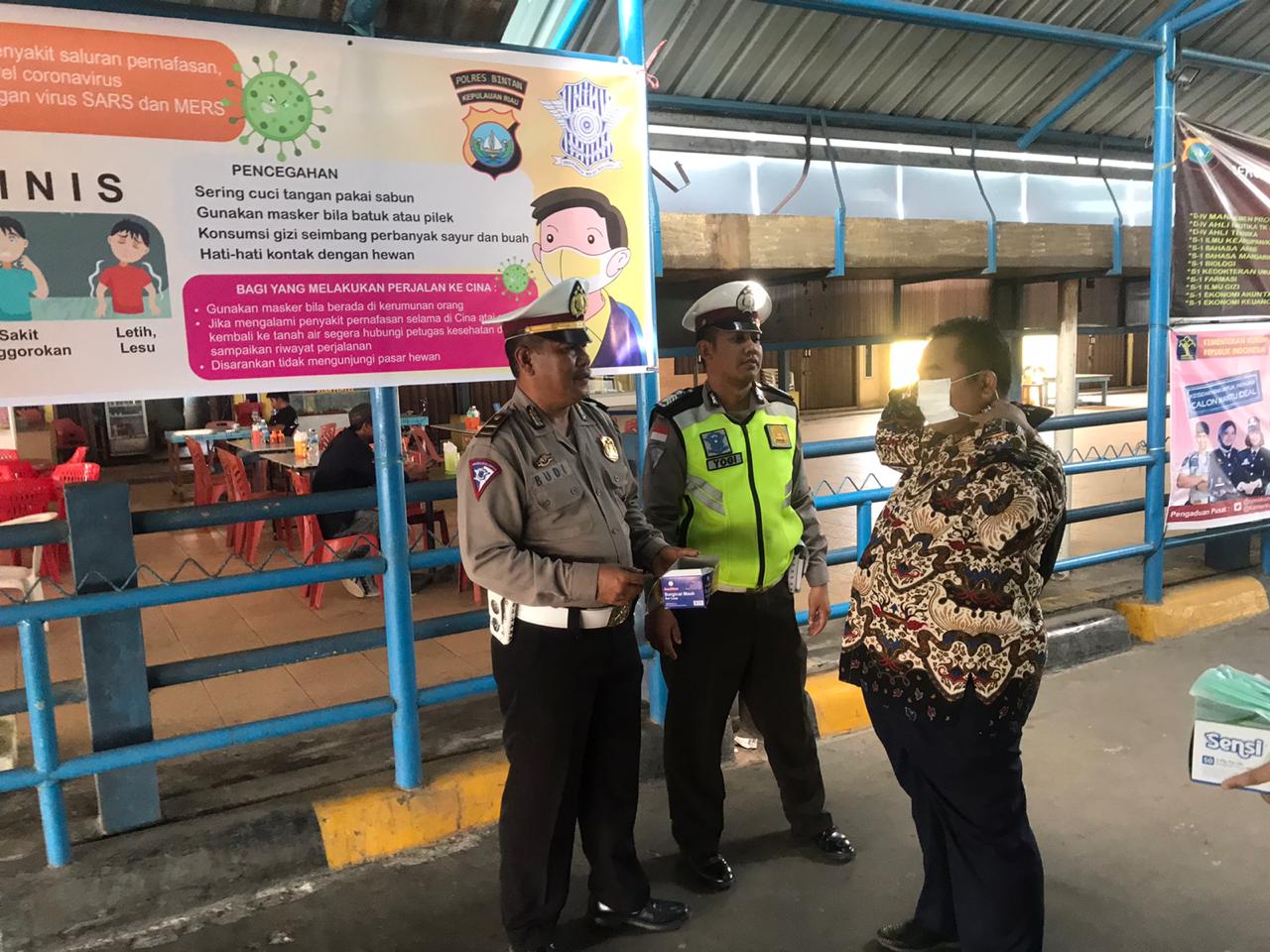 Waspada Virus Corona, Jajaran Satlantas Polres Bintan Bagikan Masker di Pelabuhan Bulang Linggi