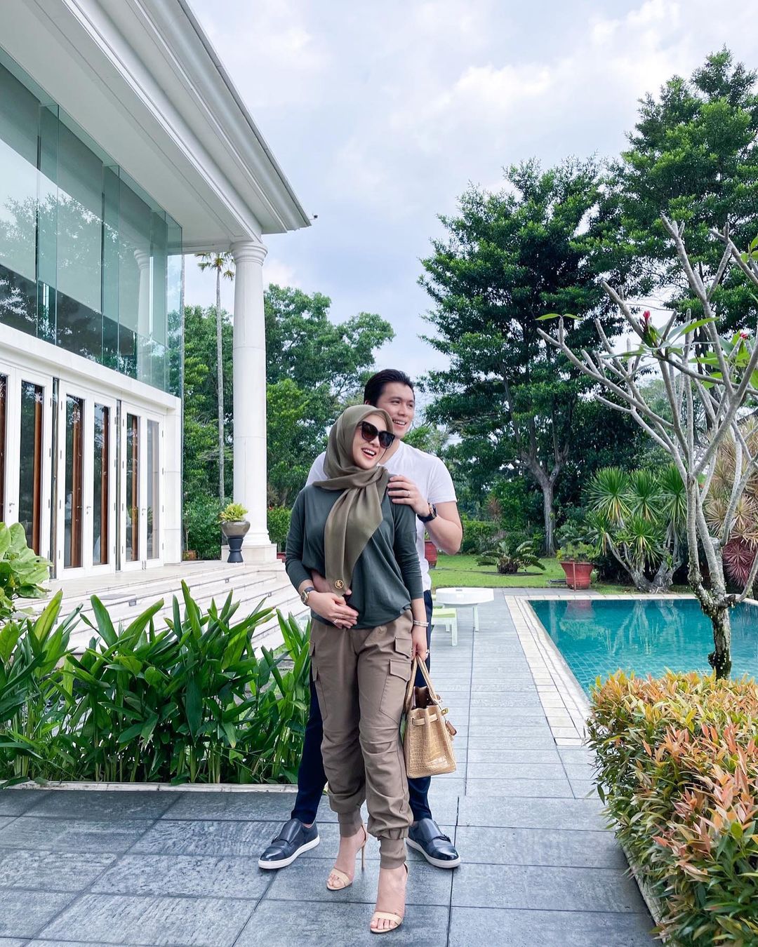 syahrini-dan-reino-barack-liburan-di-rumah-mewahnya-di-bogor.jpg