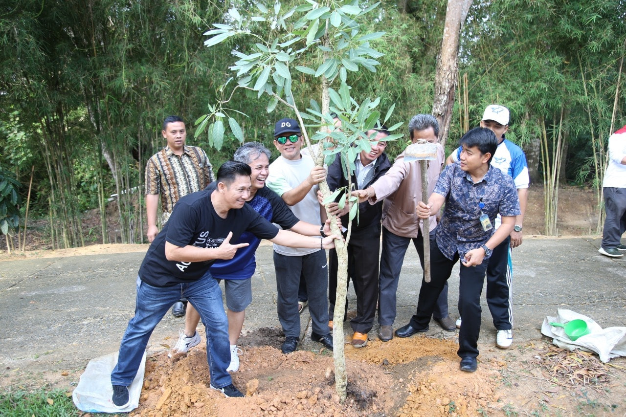 BP Batam Tanam Pohon Tabebuya Mirip Bunga Sakura di Kawasan Taman Rusa Sekupang