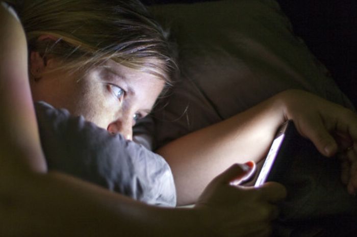 Hati Hati! Ini 6 Dampak Buruk Taruh HP di Samping Bantal Saat Tidur, Bisa Menyebabkan Tumor