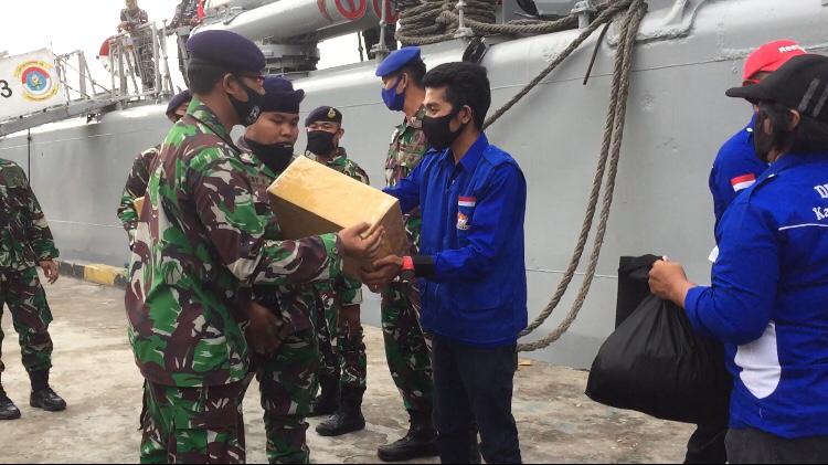 tni-al-beri-bantuan-sembako-ke-nelayan-anambas.jpg