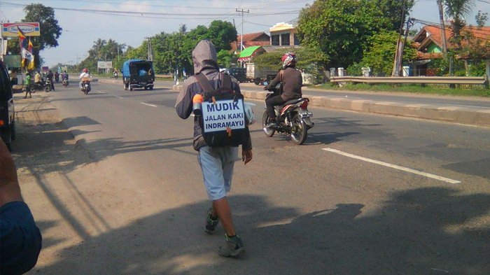 VIRAL! Kuli Bangunan Ini Nekat Mudik dengan Jalan Kaki dari Jakarta ke Indramayu