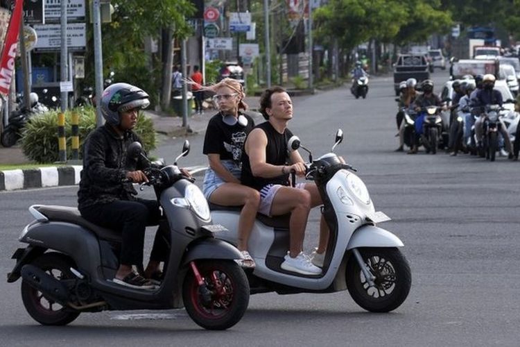 turis-di-bali-berulah-ilustrasi-wisatawan-asing-di-bali-naik-motor-tanpa-helm.jpg