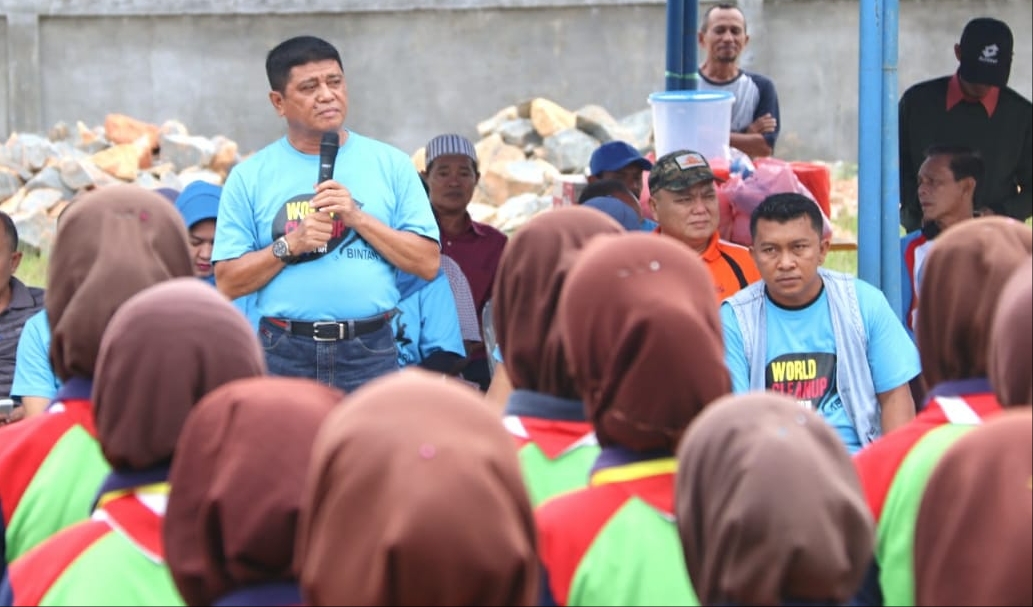 Wakil Bupati Bintan Turun Bersihkan Pesisir Pantai dari Tumpukan Sampah