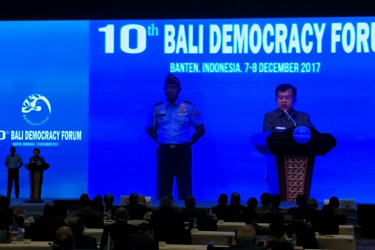 wakil-presiden-jusuf-kalla-membuka-penyelenggaraan-bali-democracy-forum-bdf.jpg