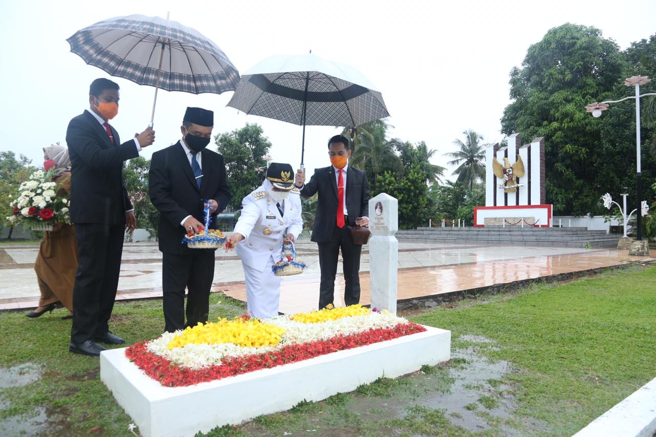 wali-kota-tanjungpinang-berziarah-ke-makam-alm-syahrul.jpg