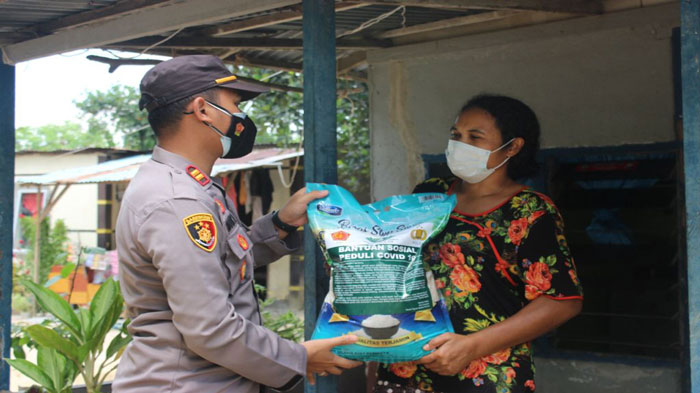 Yayasan Buddha Tzu Chi dan Polsek Sagulung Datangi Warga Terdampak Corona