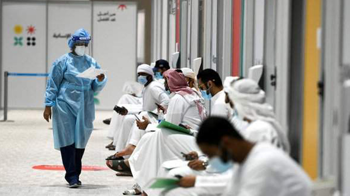 warga-uni-emirat-arab-antre-untuk-menjalani-uji-coba-vaksin-sputnik-v.jpg