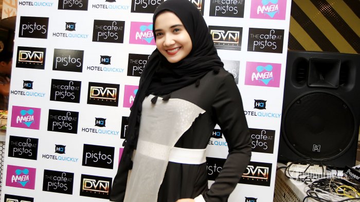 Ingin Tampil Syari Sekaligus Modis Saat Lebaran? Contek Gaya Zaskia Sungkar Ini