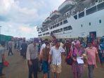0206penumpang-di-pelabuhan-batu-ampar.jpg