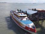 0404feri-sedang-berlabuh-di-pelabuhan-domestik-karimun.jpg