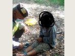 05052022_petugas-saat-membantu-melepas-tali-ikatan-pada-gadis-di-kediri-tabanan-bali.jpg