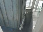 05052023penampakan-celah-di-lift-Bandara-Kualanamu.jpg