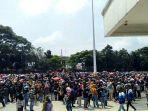 07102020_ribuan-massa-berkumpul-di-lapangan-merdeka-bandung.jpg