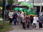 08022021_proses-pemberangkatan-jenazah-pasutri-yang-meninggal-bersamaan-di-kabupaten-bojonegoro.jpg