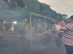 0804warga-antre-beli-ikan-bakar.jpg