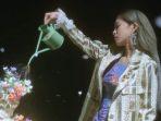 08072019_heize_potongan-video-klip-we-dont-talk-together.jpg