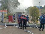 10032023Damkar-Natuna-padamkan-api.jpg