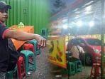 10072019_mobil_parkir_di_warung_pecel_lele.jpg
