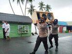 1301personel-polres-lingga-bantu-angkut-barang-warga-terdampak-banjir.jpg