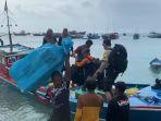1302_Petugas-Polisi-Antar-TPS-ke-Pulau.jpg